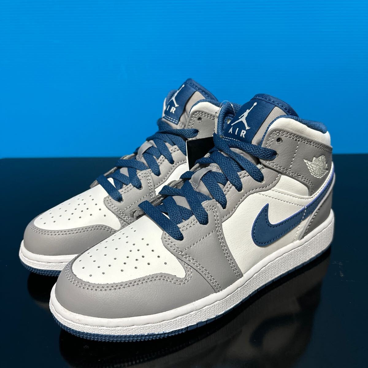 22.5cm/US3.5Y ★新品 NIKE ★ NIKE AIR JORDAN 1 MID GS ナイキ エアジョーダン1 ミッド 白 青 スニーカー 554725-136拍卖