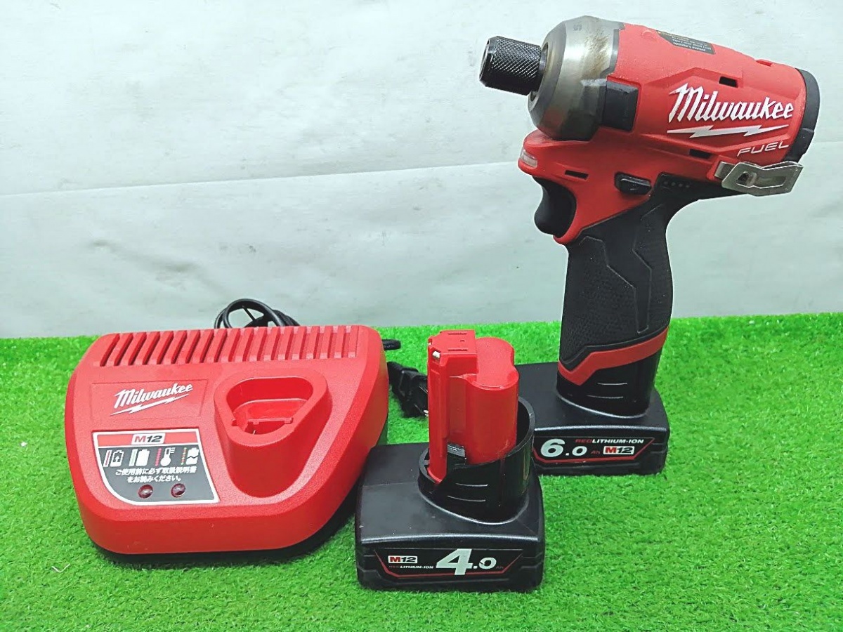 中古品 Milwaukee ミルウォーキー 12V サイレントインパクトドライバー バッテリー 2個+充電器セット M12FQID拍卖
