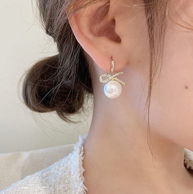 リボンとパールがぶらぶら輝く♪ジルコニア キラキラ豪華なピアス★ゴールドk18色拍卖