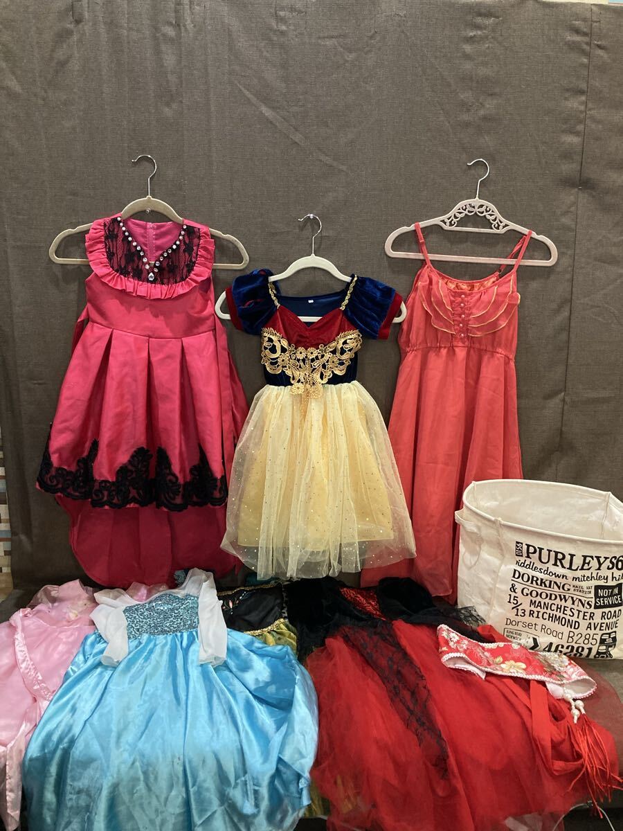 21【まとめ売り】女の子用ドレスまとめ 白雪姫 フィッシュテール エルサ サイズバラバラ(95・130・120 ・サイズ不明品) あ拍卖