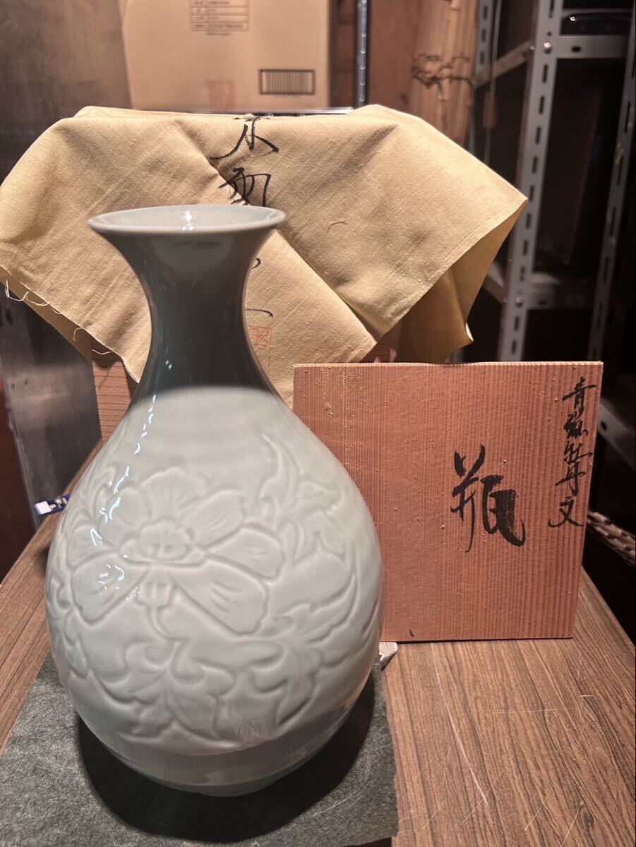 B10-33 【長期保管/詳細不明】青磁牡丹文 花瓶 瓶 東?窯拍卖