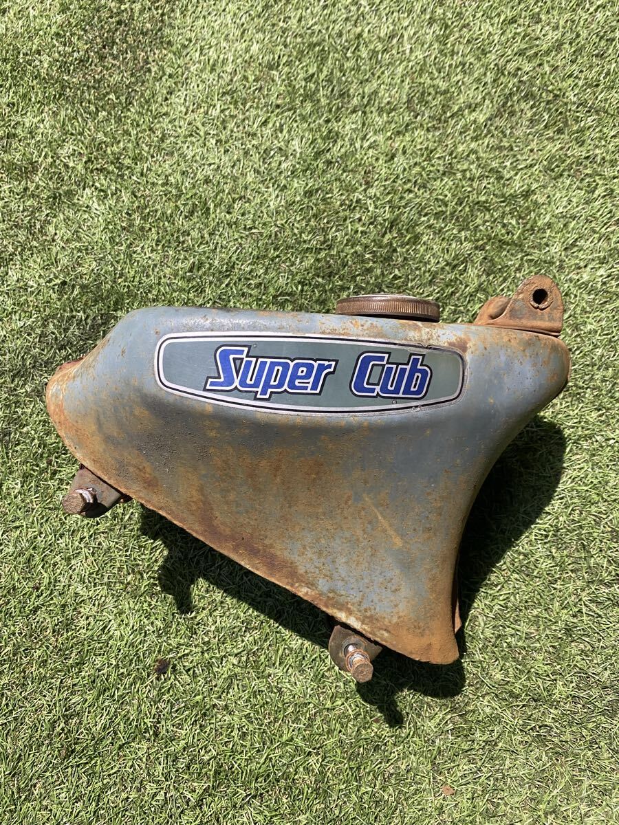 当時物◆スーパーカブタンク◆レストアベースにC50-54〜錆有り劣化有り◆フューエルノズル1本無し◆C65.C70.C90.ジャンク扱いで◆行灯拍卖