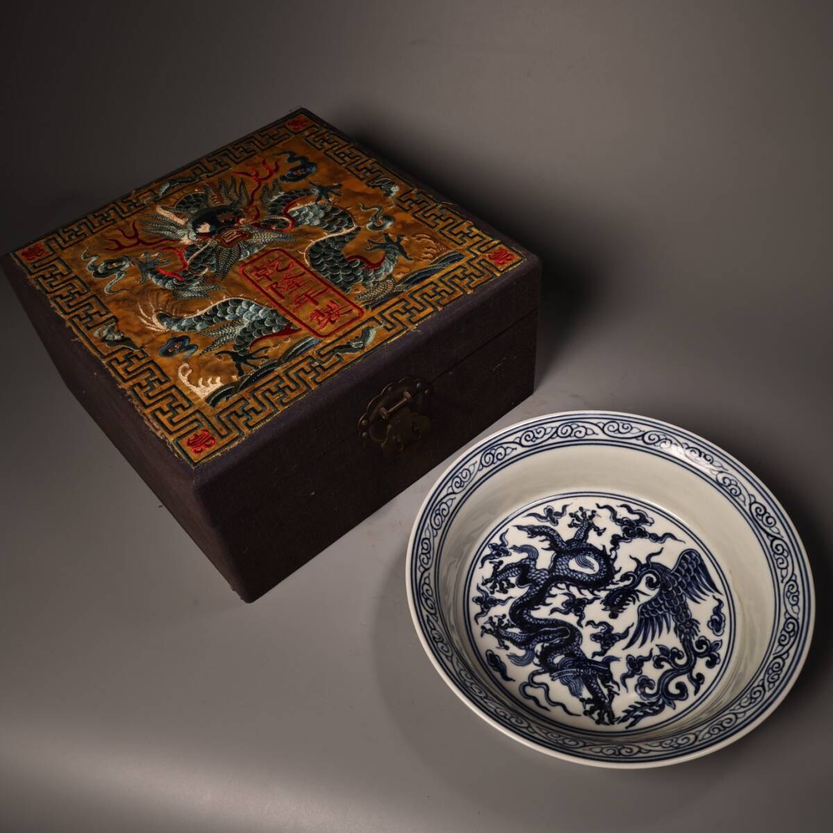 yfa|0590 中国磁器 陶芸 磁器『明代の純手画青花磁器の竜鳳皿です』施釉陶 古代工芸品 陶芸 精美彫 置物 收藏品拍卖