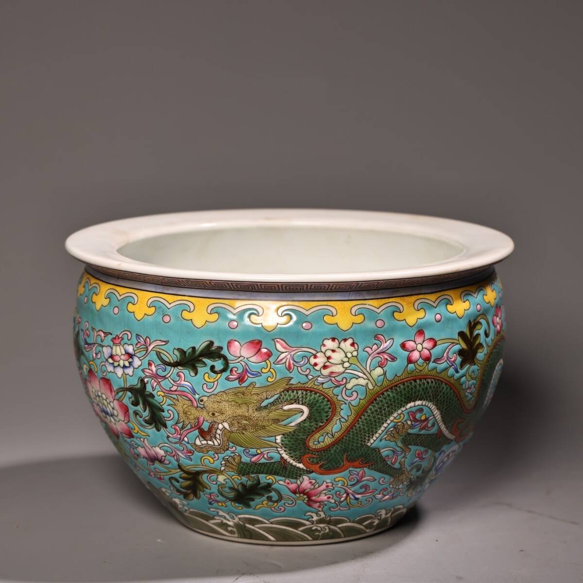 yfa|0596 中国磁器 陶芸 磁器『純手描き琺瑯粉彩龍鳳画壺です』施釉陶 古代工芸品 陶芸 精美彫 置物 收藏品拍卖