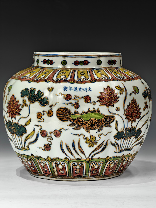 yfa|0253 中国磁器 陶芸 磁器『【大明宣徳】アレバ満絵蓮池魚藻紋瓜稜缶です』施釉陶 古代工芸品 陶芸 精美彫 置物 收藏品拍卖