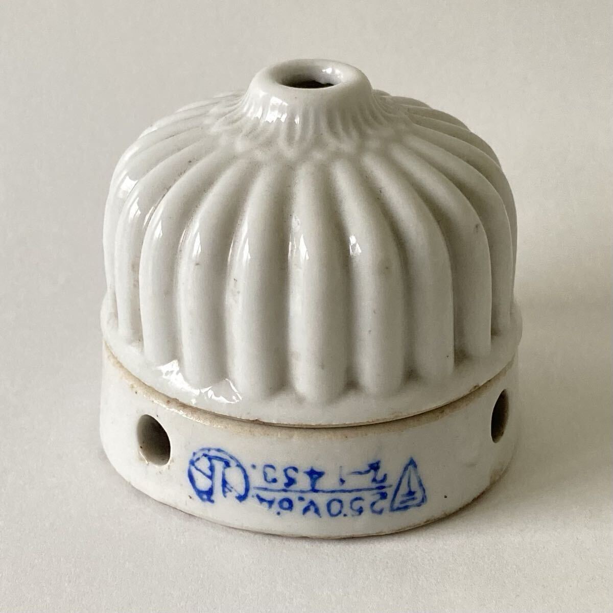 陶器製 菊型 ローゼット ◆ 碍子 昭和レトロ 白磁 照明器具 シーリング ソケット 丸型 SHK 古民具 古道具 古民家 インテリア ヴィンテージ拍卖