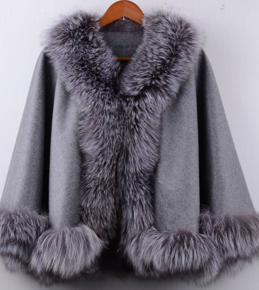 優しい雰囲気の大判カシミヤ100%シルバーフォックスファー付きケープポンチョ毛皮拍卖