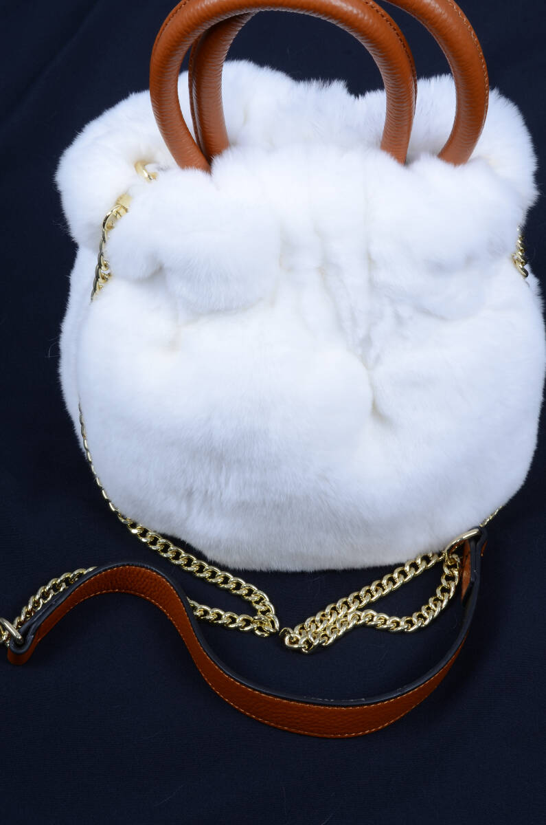 新品限定 レッキスを使用した華やかなファーバッグ白 2way毛皮ファー拍卖