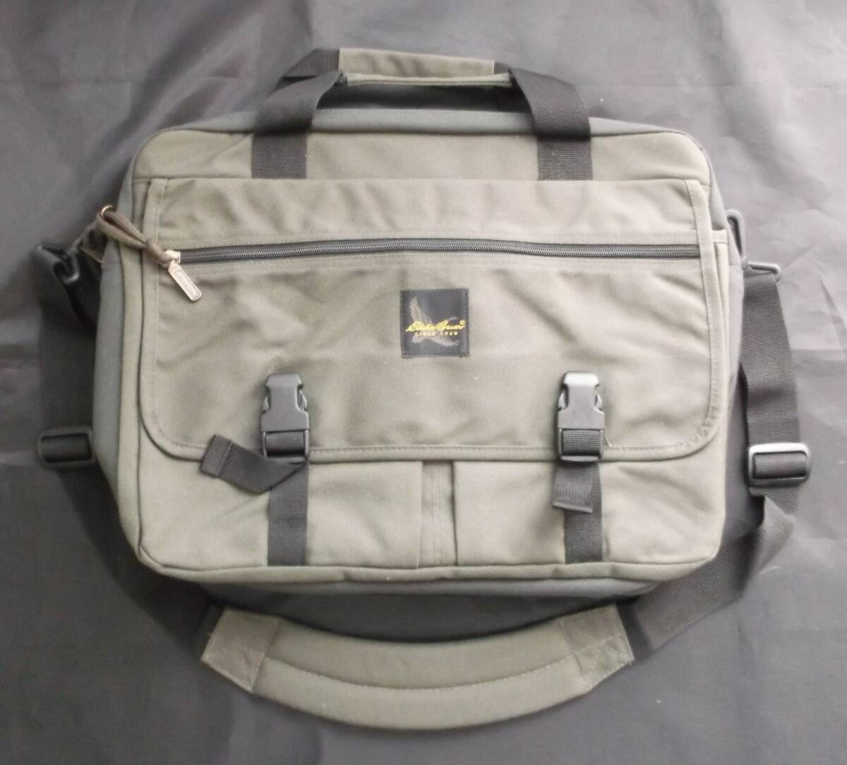 》Eddie Bauer '90年代ヴィンテージ ナイロン ブリーフケース オリーブ サイズ 約40cm×約30cm×約8cmくらい 未使用拍卖