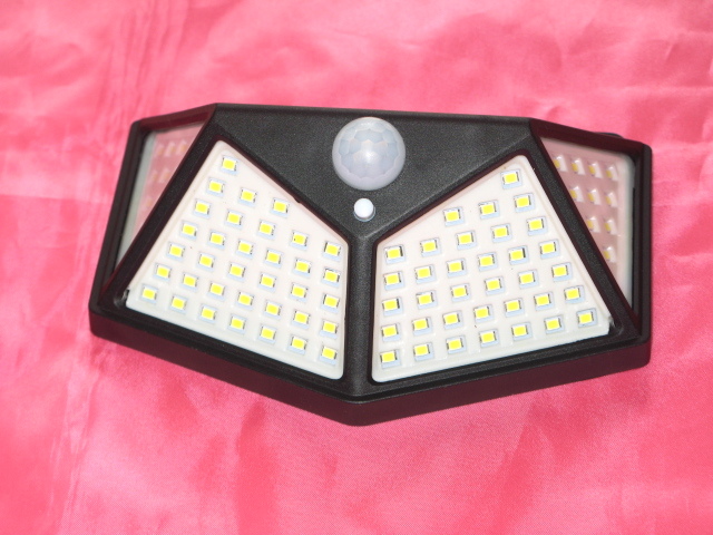 ★高輝度100LED 4面発光 屋外ソーラーライト ★センサーライト/人感センサーライト 電気代不要・防水・広い照明範囲・防犯拍卖
