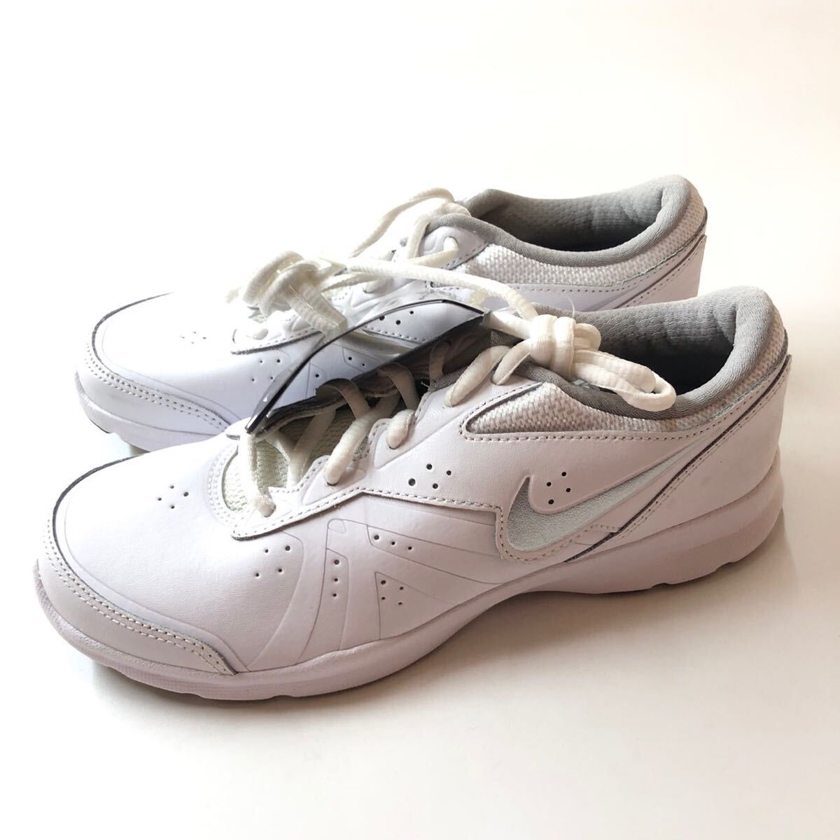 ナイキ ウィメンズ コアモーション TR2 749179-100 スニーカー シューズ サイズ24cm ホワイト レディース拍卖