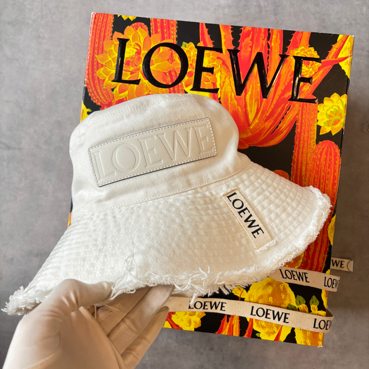 ロエベ フィッシャーマンハット ホワイト ロゴ 保存袋付き拍卖