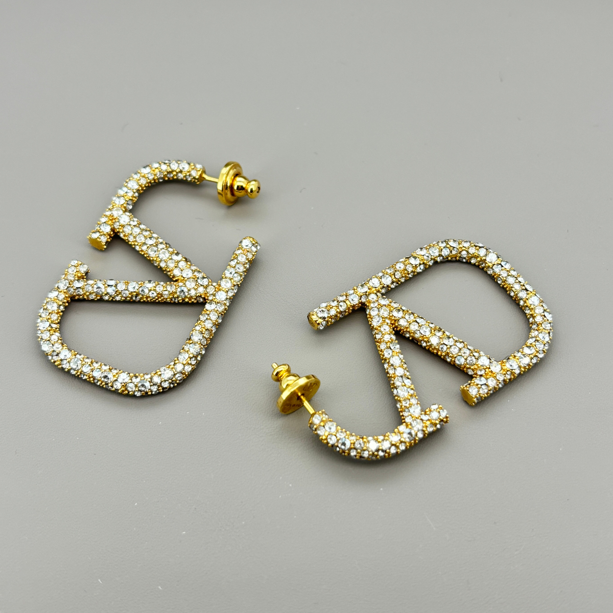 VALENTINO 大ぶり Vロゴ ラインストーンピアス 定価11万円拍卖