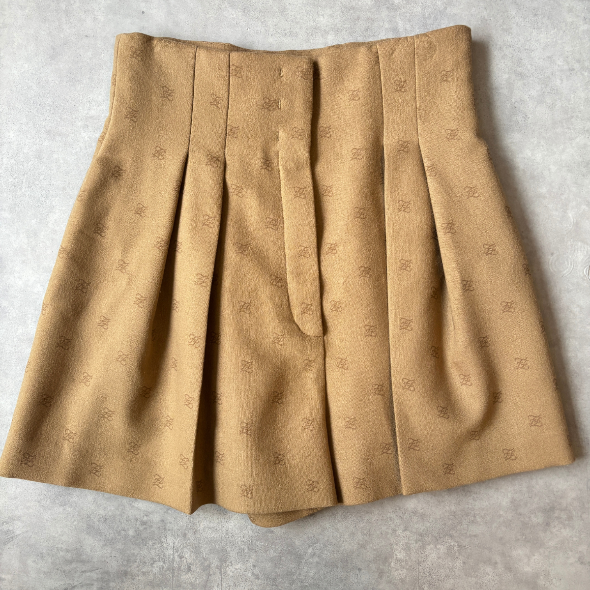 極美品 FENDI カリグラフィー ウールショートパンツ 38 ブラウン拍卖