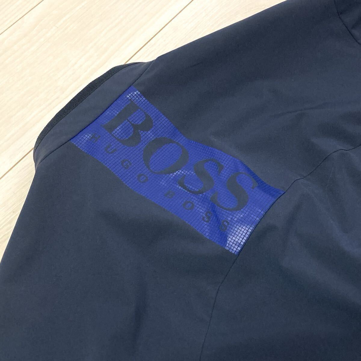 美品 HOGO BOSS ヒューゴボス ジャケット ブルゾン ライトアウター ロゴプレート ストレッチ拍卖