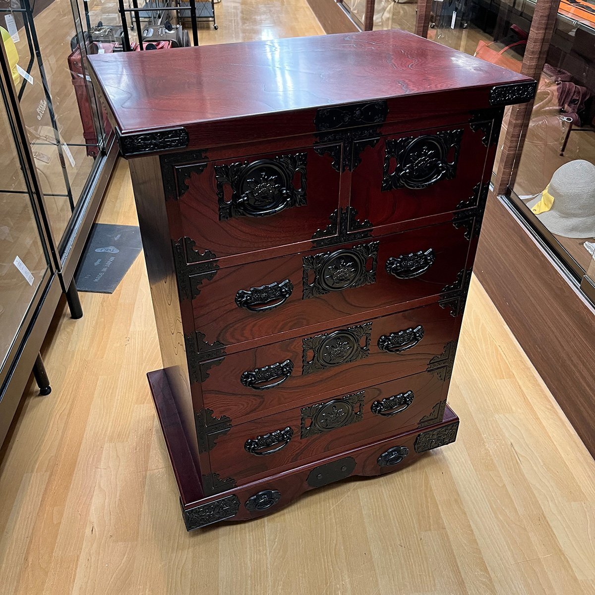 ■566227 飛鳥工芸家具 ケヤキ欅箪笥 車箪笥 車タンス キャスター付き サイズW68×D44.5×H96cm 4段 抽斗 装飾金具 チェスト 和箪笥拍卖