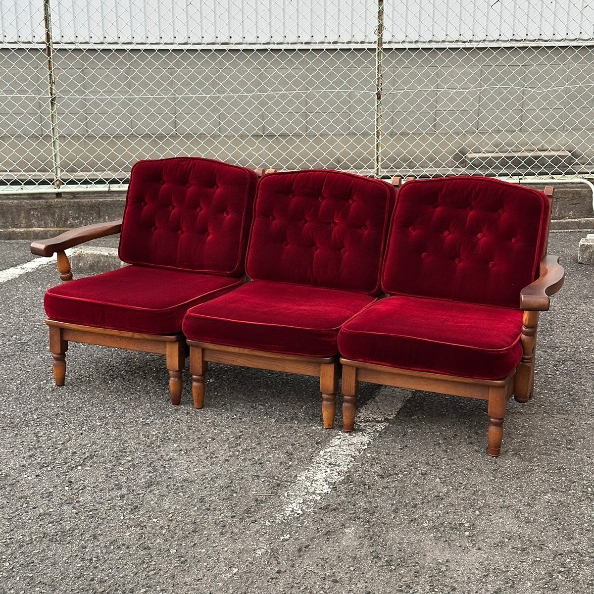 ■567955 【店頭受取限定】 KOSUGA コスガ家具 3人掛けソファ ベロア アームトリプルソファ 木製 サイズW188H78D62cm拍卖