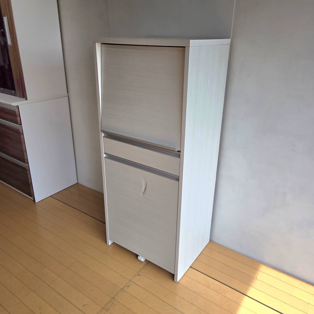 未使用訳あり 幅57.5 レンジボード ミドルタイプ ホワイト レンジボード 家電収納 レンジ台 ゴミ箱 ダストボックス コンセント付き拍卖