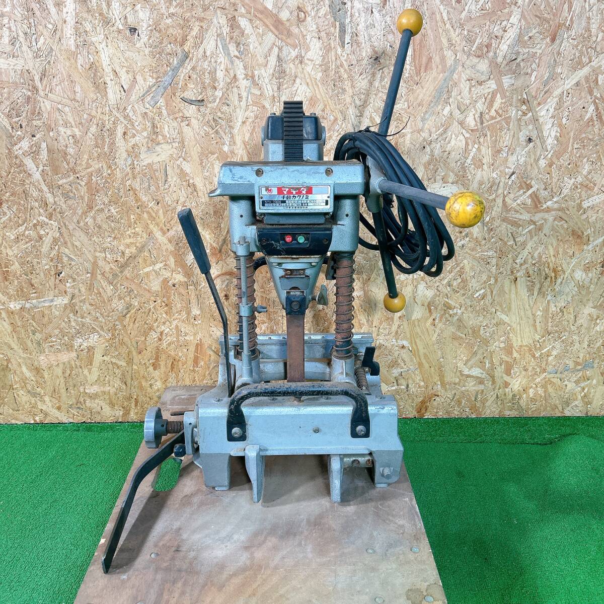【動作品】 マキタ makita 手動カクノミ 7304 角ノミ 100V 電動工具 角ノミ 穴あけ ホゾ穴 木材加工 DIY用品 工具 中古 現状品拍卖