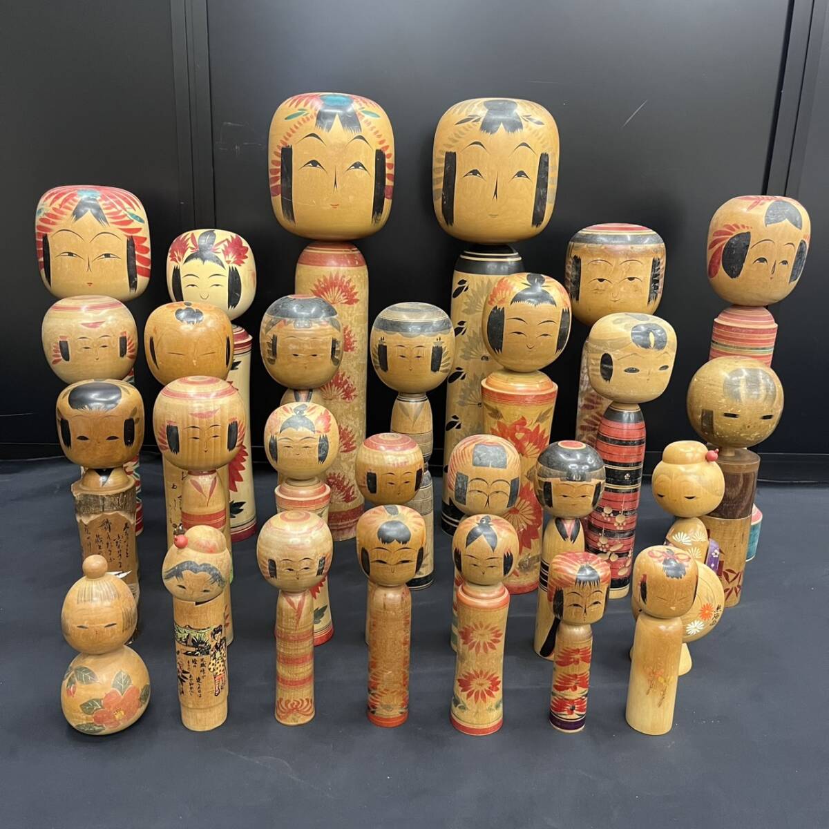 KIS/211472-1/3000/S112-31/【幕張】こけし 27点まとめ 木製 サイズ様々 アンティーク 置物 和拍卖