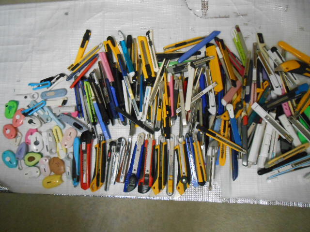 ★カッターナイフ 大量 200個ぐらい まとめて!(251024-A)(検)内装工事 クロス 文具 裁縫 事務用品 学校 作業拍卖