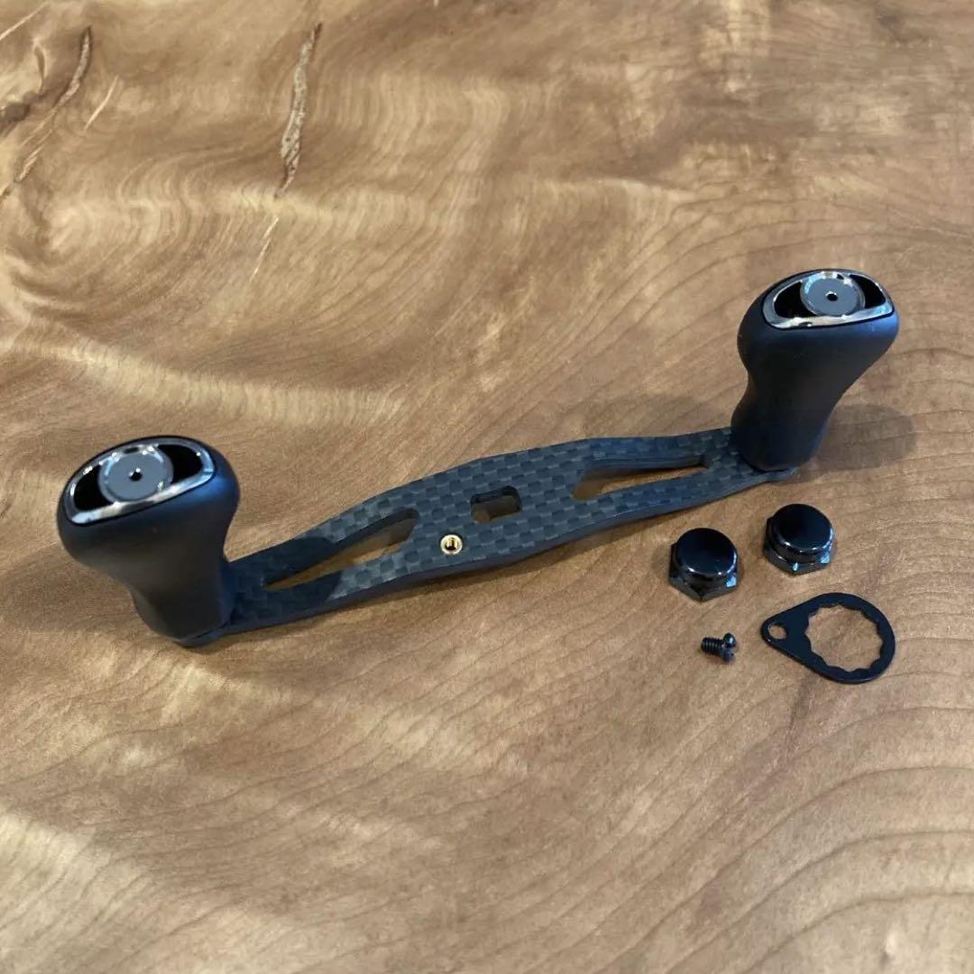 ベイトリール カーボンハンドル ゴム素材 軸間95mm 黒 右巻左巻兼用 ダイワ/アブガルシア対応 超軽量20g ベアリング内蔵拍卖