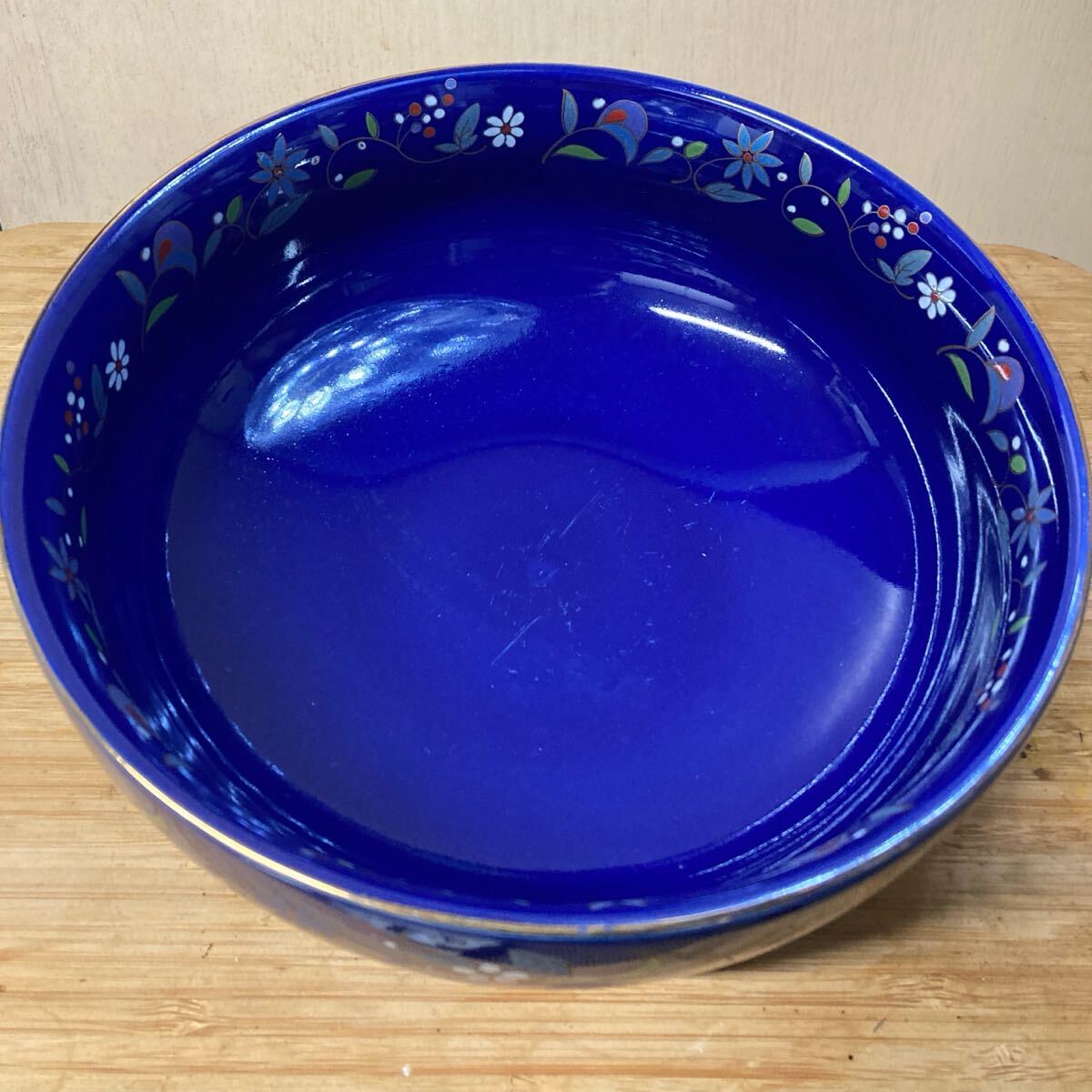 瑠璃色の深皿 有田焼 仁祥窯 大鉢 大皿 深鉢 Arita ware deep dish Lazuli color dia 20.5cm floral pattern gold trim 菓子鉢拍卖