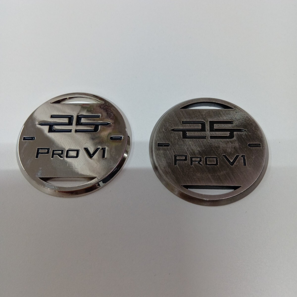 ☆訳あり品☆タイトリスト(Titleist)PRO V1 コインマーカー2個(シルバー)丸形(直径:約4㎝)ゴルフ グリーンマーカー☆現品のみ☆拍卖