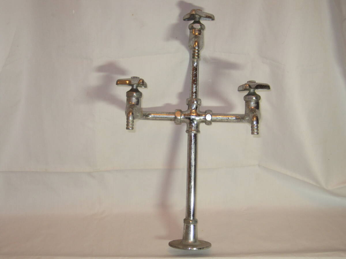 実験室や調理室などでおなじみの水栓金具です。3口タイプ 『 三ツ口 化学水栓 』 中古拍卖