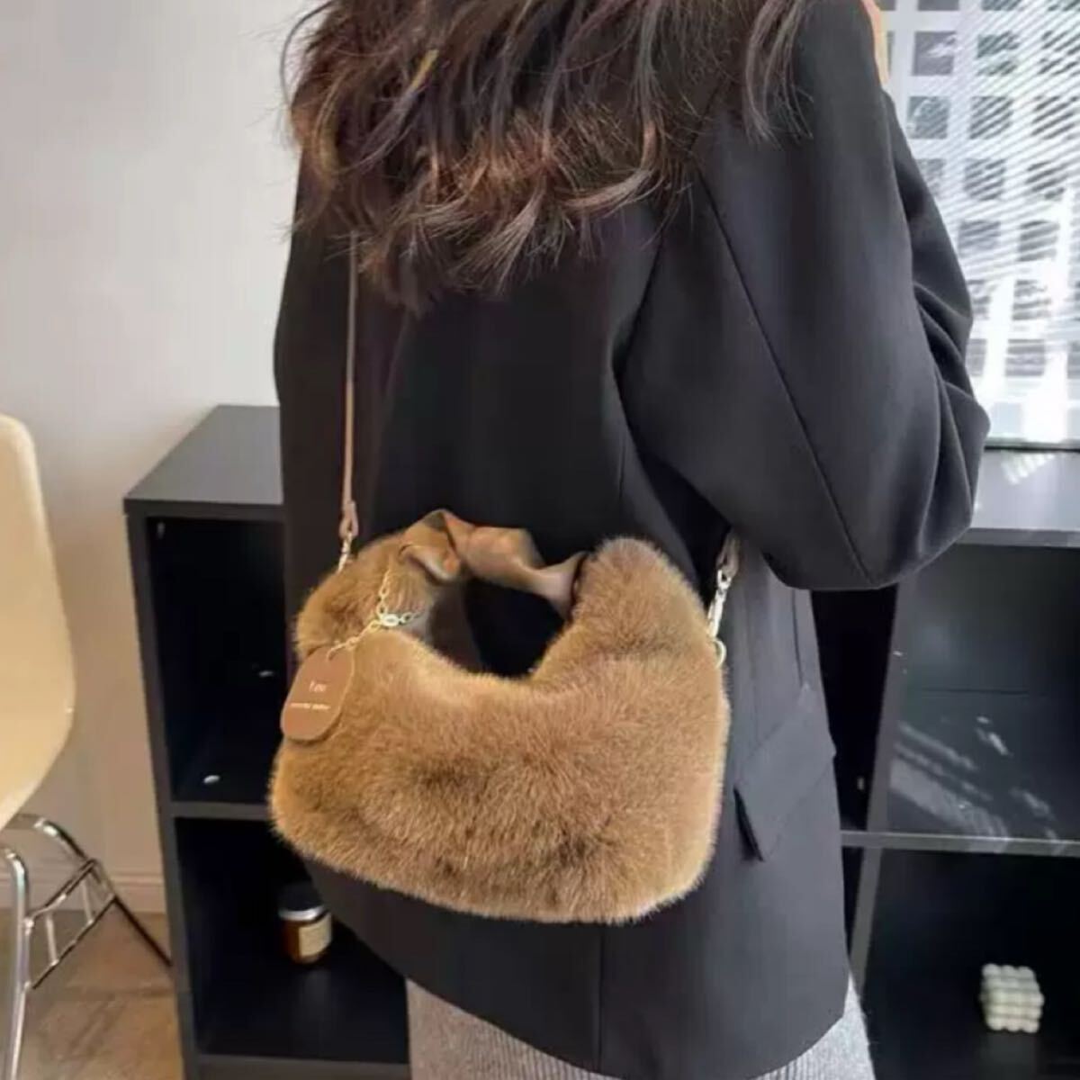 ショルダーバック ファーバッグ もこもこ トートバック 韓国 人気 新品 ファー 2way ハンドバッグ ブラウン 秋冬 おしゃれ 軽量拍卖
