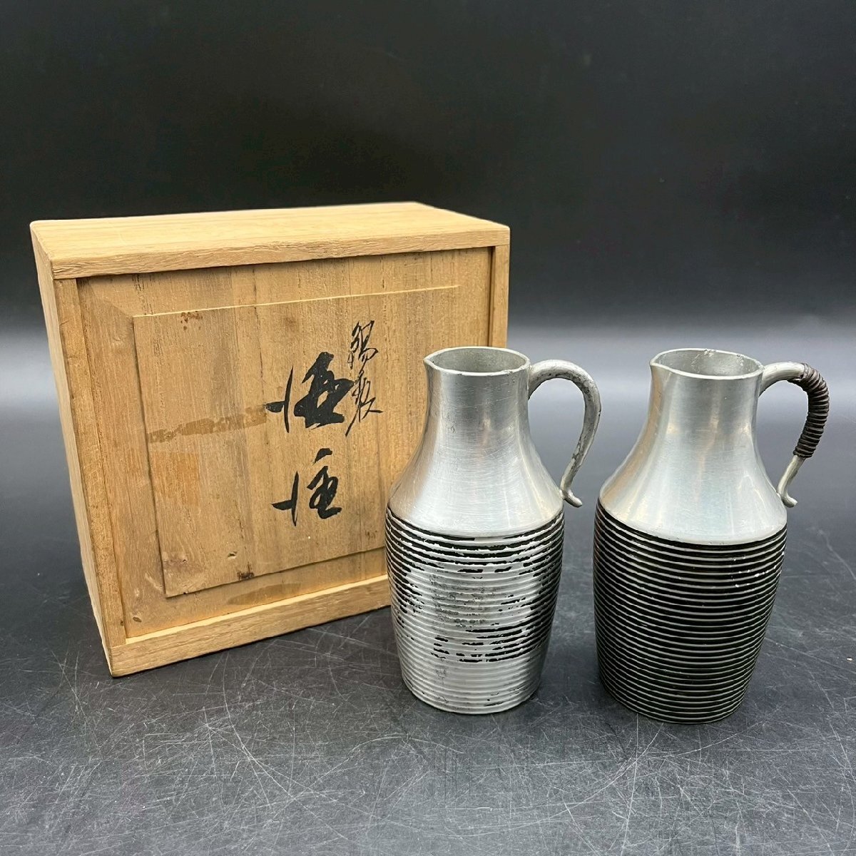 OM0916-1‐3 錫製 錫 酒器 酒燗 熱燗 錫瓶 2個 セット 銅壺 徳利 ちろり とっくり 注ぎ 伝統 工芸品 木箱 高さ11㎝ 口径3㎝ 60サイズ拍卖