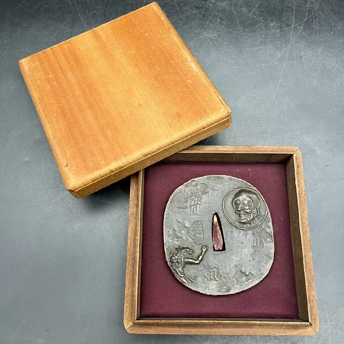 OM0917-33‐3 刀鍔 つば 鬼 剣鍔 鍔 刀装具 古銅 銅器 銅製 彫刻 美術 伝統 工芸 骨董品 置物 木箱 インテリア 直径8㎝ 60サイズ拍卖