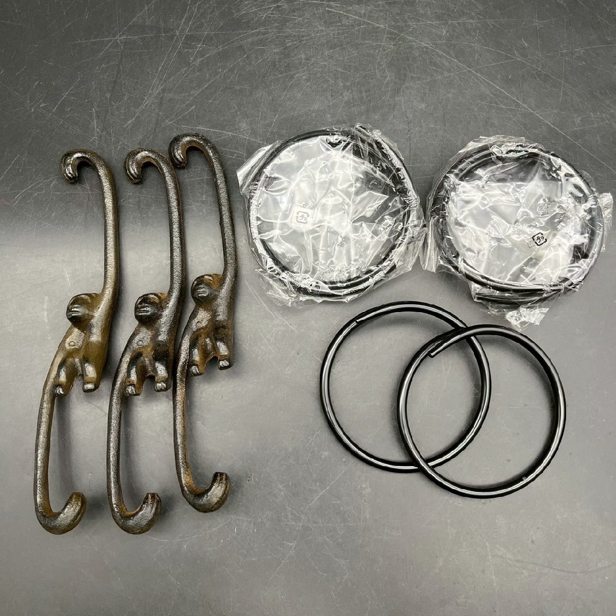 OM0918-11‐3 猿フック 持ち手 取っ手 吊るし 猿 茶釜 風炉 釜 鉄器 茶道具 古民具 伝統 工芸 骨董品 全長18.5㎝ 輪 直径8㎝ 60サイズ拍卖