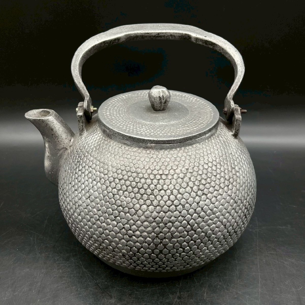 OM0918-1‐3 鉄瓶 南部鉄器 鉄器 鉄製 やかん 湯沸し あられ 急須 茶道具 茶器 茶道具 伝統 工芸 骨董品 高さ30㎝ 口径11㎝ 100サイズ拍卖