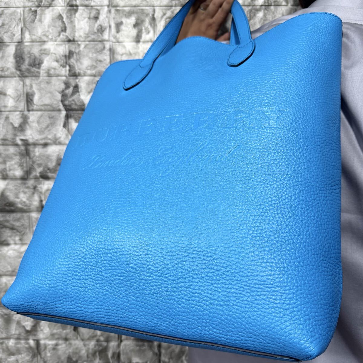 美品/大容量◎ 希少色 バーバリー BURBERRY 現行モデル メンズ ビジネス レザー 本革 トートバッグ ロゴ型押し デカロゴ A4収納 ブルー 青拍卖