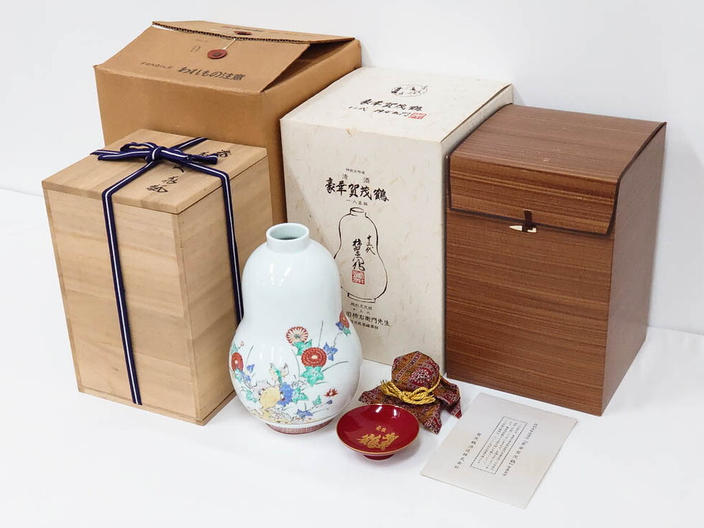 R-084766 人間国宝 十三代 酒井田柿右衛門 錦 豪華賀茂鶴 金蒔絵 盃 菊鳥文 空瓶 花瓶(清酒、酒瓶、酒器、杯、共箱付)拍卖
