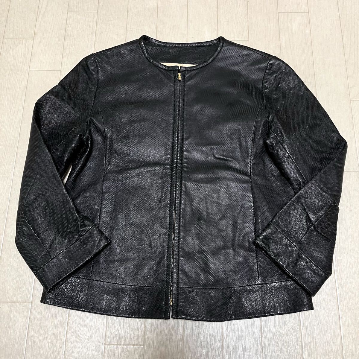 和851★ TOTALITE トータリテ 豚革 ピッグレザー ジップアップブルゾン レザージャケット ノーカラー パンチン38 ブラック レディース拍卖