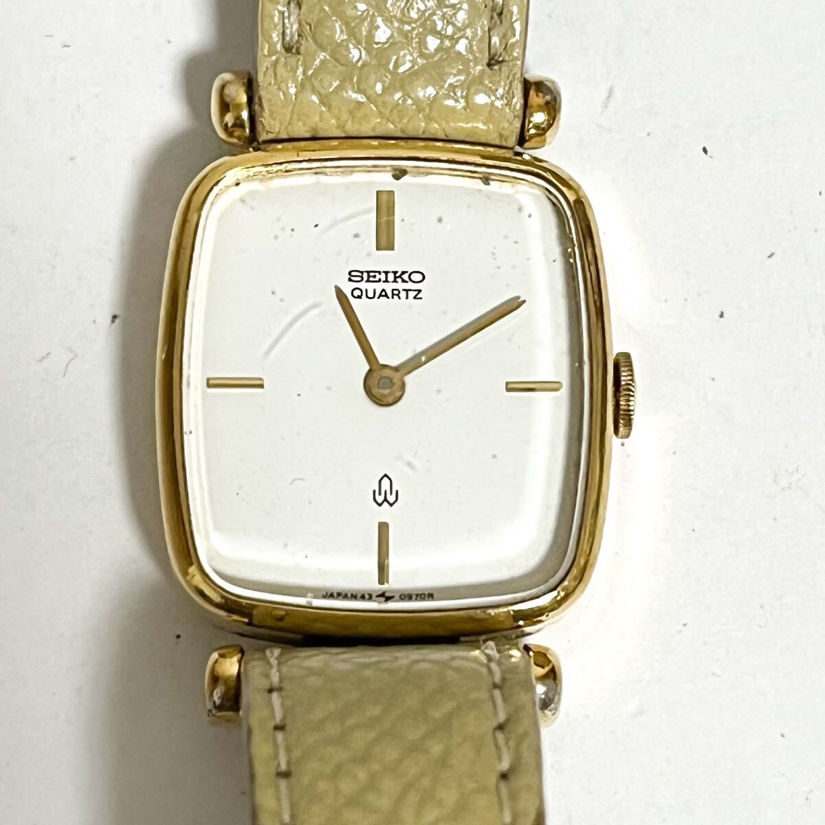 和851A★ SEIKO セイコー クォーツ 腕時計 ウォッチ 2針 ホワイト ゴールド レザーバンド レディース拍卖