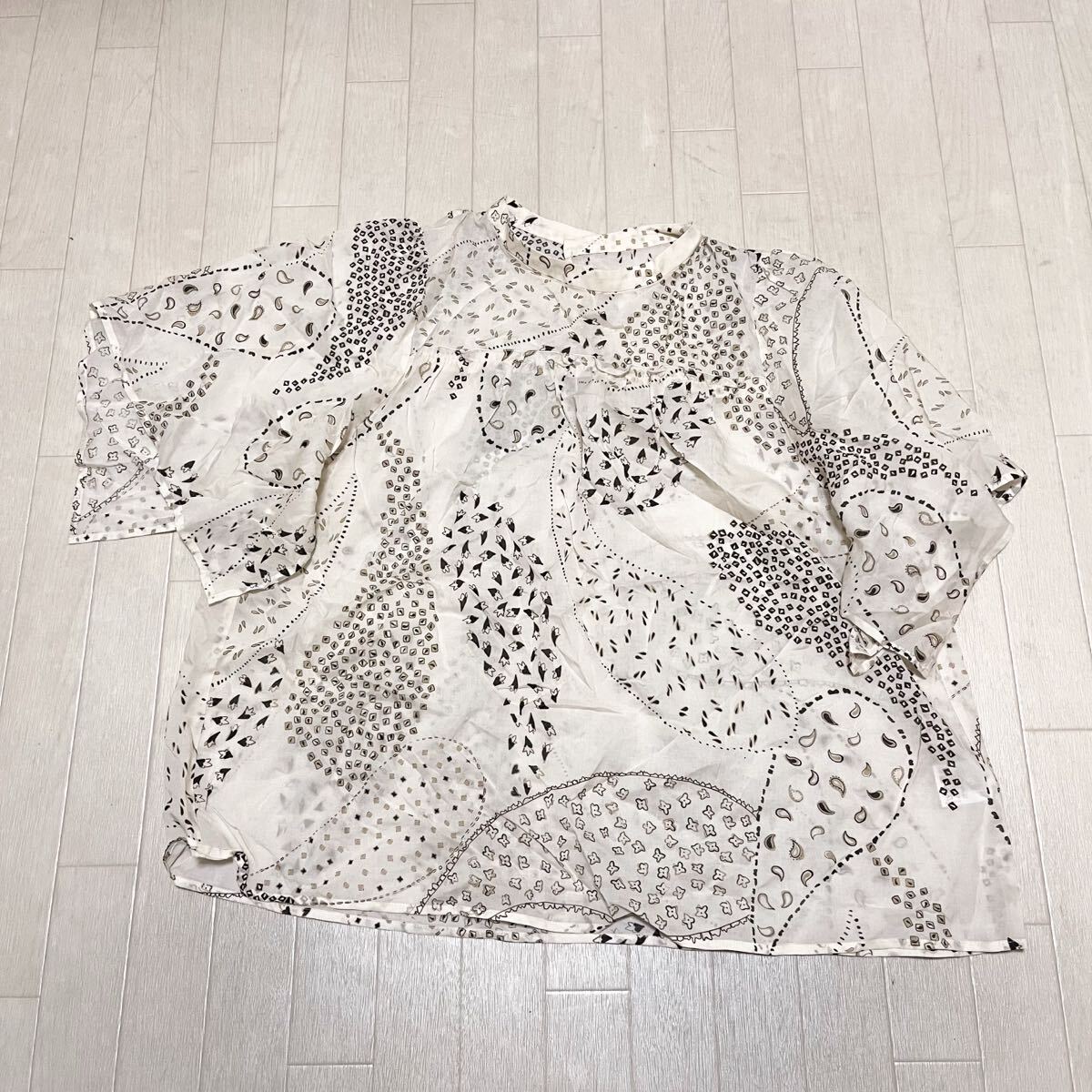 和853★ Leilian レリアン 半袖 ブラウス プルオーバー 総柄 13+ ベージュ レディース拍卖