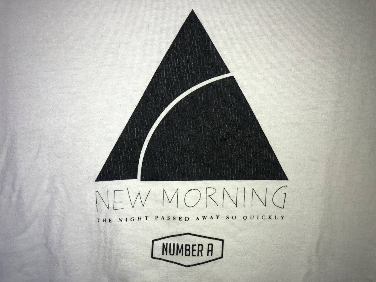 G RAGE BLUE 半袖 サイズS ホワイト NEW MORNING NUMBER A 白 デザイン トライアングル USED古着 即決拍卖