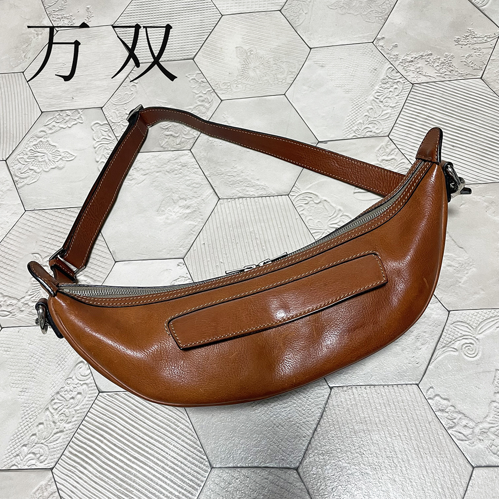 完売!定価 36,300円【万双】シモーネ 牛革 オイルドレザー 三日月型 ボディバッグ キャメル拍卖