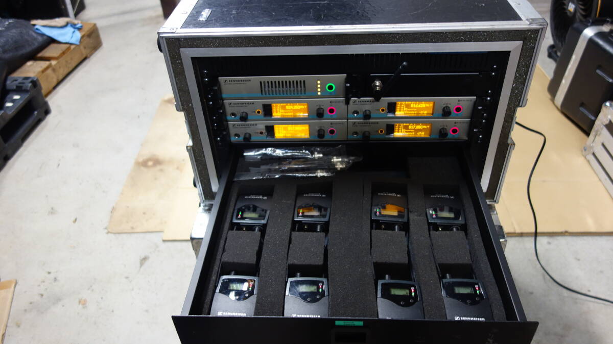 Sennheiser SR300 IEM G3 x 4台、ボディーパック (EK300 G3) x 8台、コンバイナーAC/3NT 1台 ラックケース内で配線済拍卖