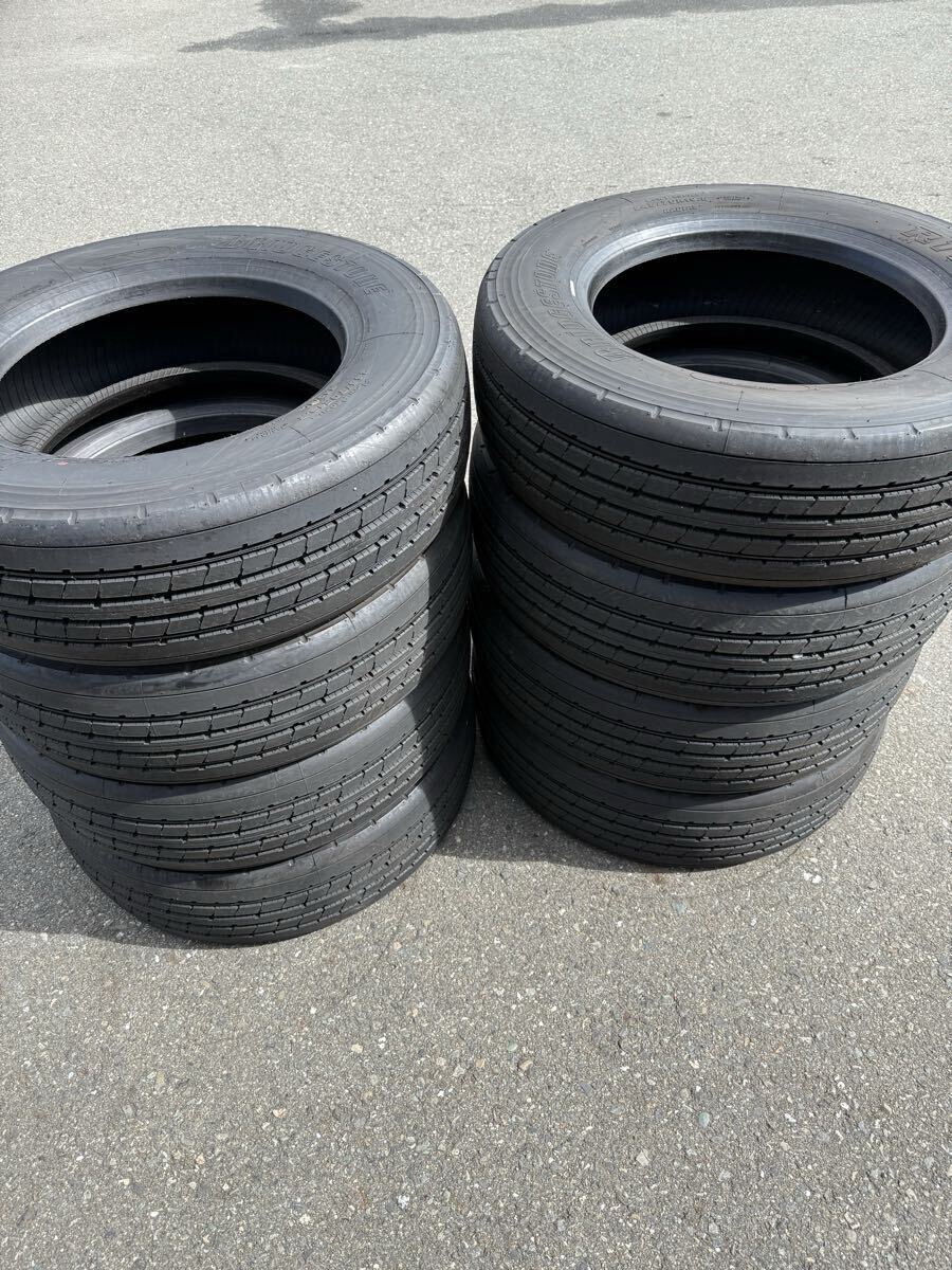 BRIDGESTONE R173 ブリヂストン バリ山中古8本トラックタイヤ 245/70R19.5 136/134J ほぼイボ付き 2024年 C 拍卖