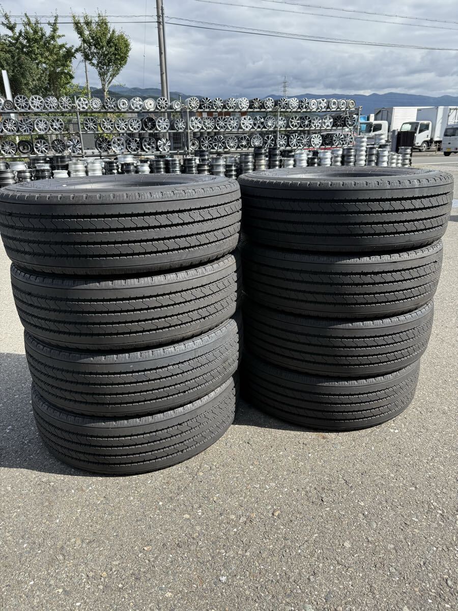 YOKOHAMA RY427 245/70R19.5 136/134J 中古トラックタイヤ8本 ほぼイボ付き 2024年 D 拍卖