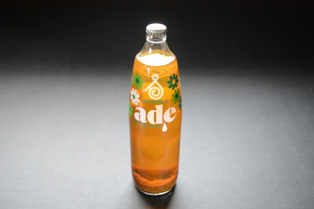 古いジュース Suntory ade 当時物 中身入り 1L瓶 観賞用 未開栓 検索用語→B10内昭和レトロポップ空瓶サントリーオレンジエードアデリア拍卖