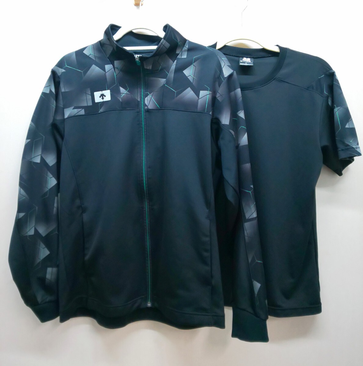☆DESCENTE トラックジャケット LLサイズ & 半袖シャツ Lサイズ ブラック×グリーン☆デサント ジャージ拍卖