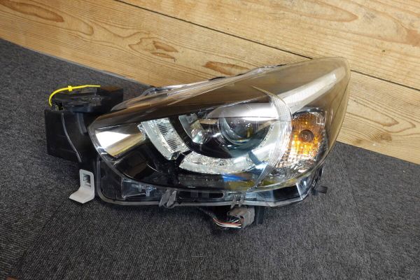 デミオ DJ5FS 左フロントライト取り付けステー割れありジャンク品拍卖