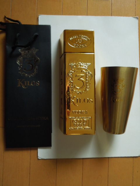 3 KILOS VODKA GOLD 999.9 タンブラー付き 3キロスウォッカ拍卖