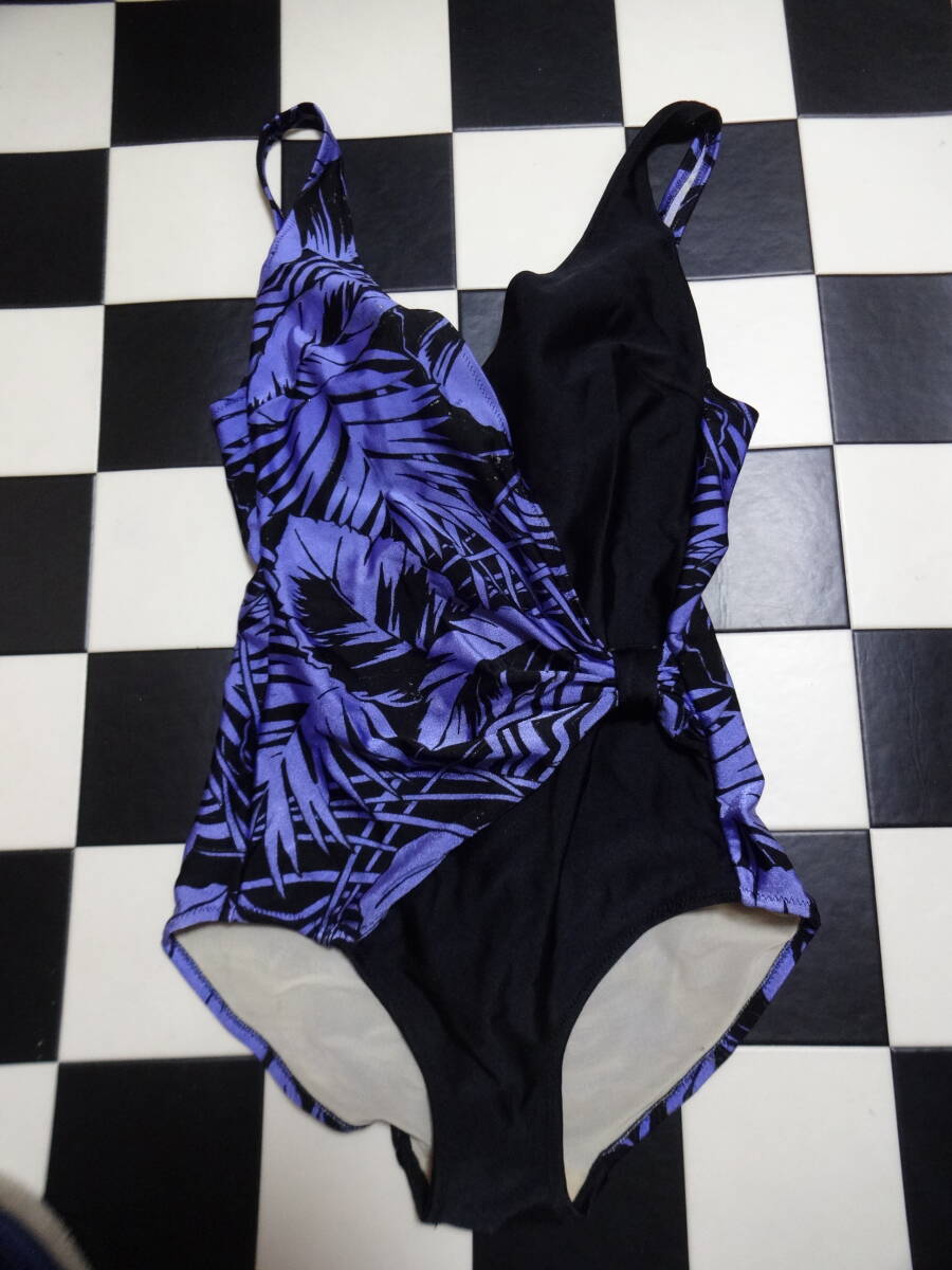 ワコール 女性水着ワンピース サイズ9M(B) D7495 黒薄い紫 カシュクール シェイプ水着拍卖