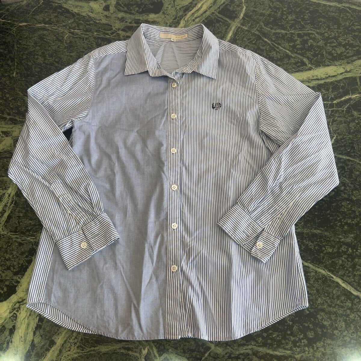 【美品】roga★ロガ 長袖シャツ 40サイズ Mサイズ程度 ストライプ ブルー ホワイト 水色 白 アシメデザイン 孔雀刺繍 クジャク レディース拍卖